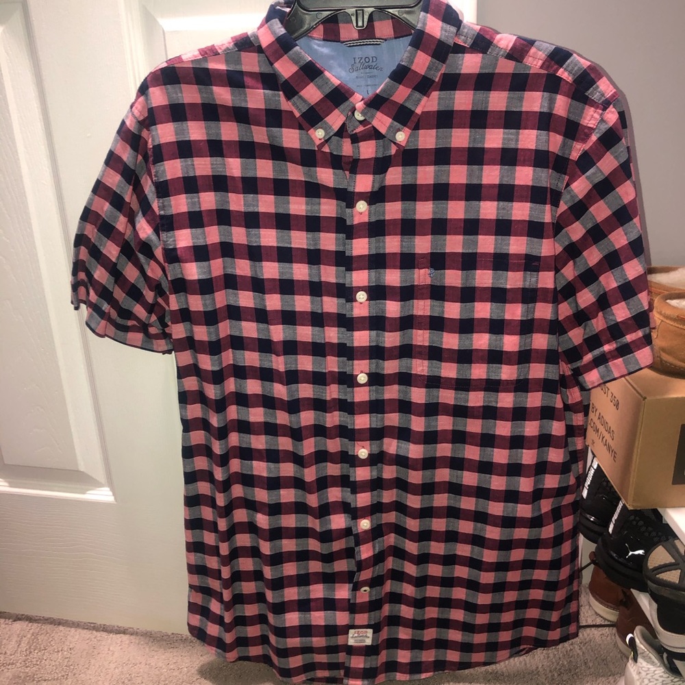 Short sleeve button down